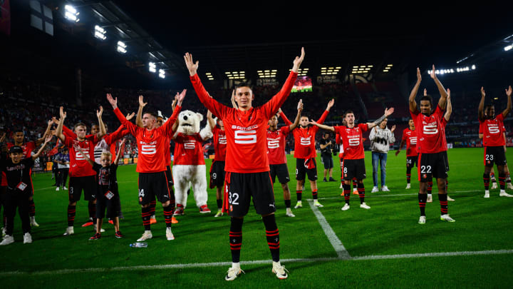 La communion entre supporters et joueurs rennais après la victoire lors du derby breton