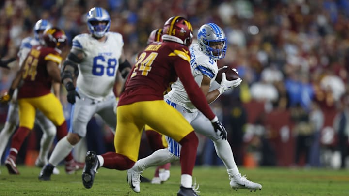Detroit Lions running back David Montgomery (5) runs for a gain past Washington Commanders linebacker Von Miller (24).