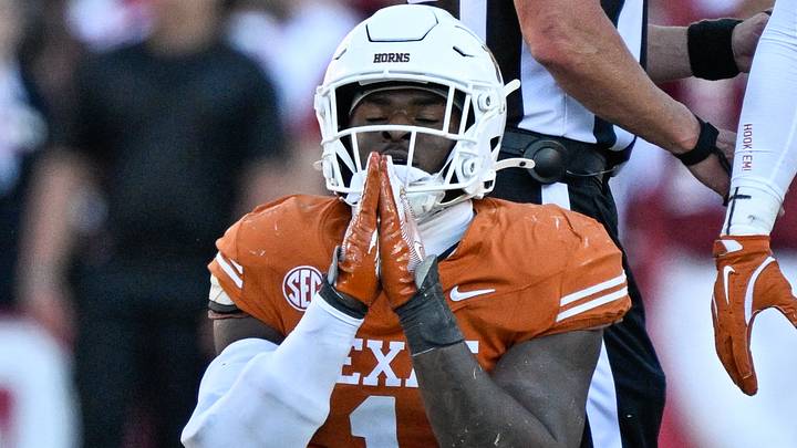 Oct 11, 2025; Dallas, Texas, USA; Texas Longhorns defensive end Colin Simmons (1) kneels on the field during the game between the Texas Longhorns and the Oklahoma Sooners at the Cotton Bowl. Mandatory Credit: Jerome Miron-Imagn Images Oct 11, 2025; Dallas, Texas, USA; Texas Longhorns defensive end Colin Simmons (1) kneels on the field during the game between the Texas Longhorns and the Oklahoma Sooners at the Cotton Bowl. Mandatory Credit: Jerome Miron-Imagn Images