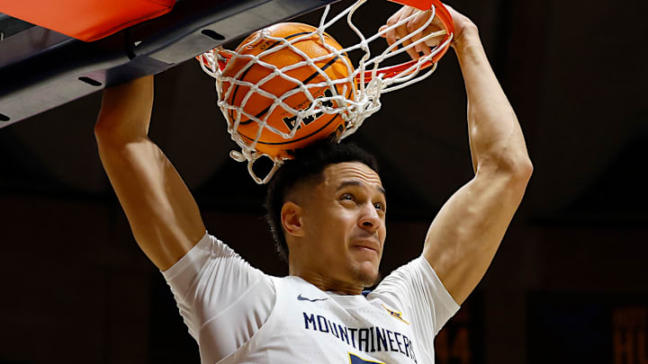 Jesse Edwards delivers a slam dunk against Cincinnati, 