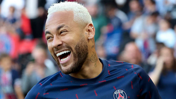 Neymar está de férias, mas já conheceu a nova camisa do PSG