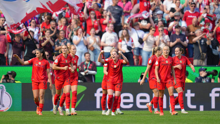 Die Bayern-Frauen feiern den ersten Double-Sieg der Vereinsgeschichte