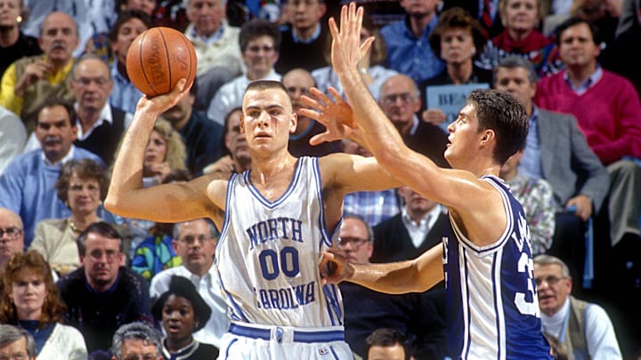 Feb 5, 1992; Chapel Hill, NC, USA; North Carolina Tar Heels center Eric Montross (00) looks to pass