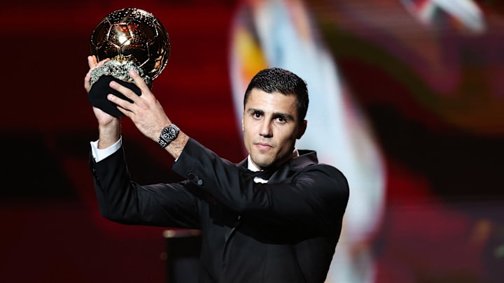 Rodri con su Balón de Oro 2024, que recibió en muletas, por una lesión