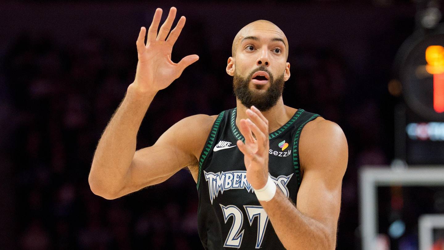 Rudy Gobert Ejected After Elbowing Suns Player in Ribs