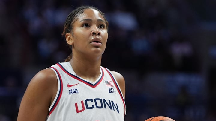 Jan 19, 2026; Storrs, Connecticut, USA; UConn Huskies forward Sarah Strong (21) shoots a free-throw against the Notre Dame Fighting Irish in the first half at Harry A. Gampel Pavilion. Mandatory Credit: David Butler II-Imagn Images