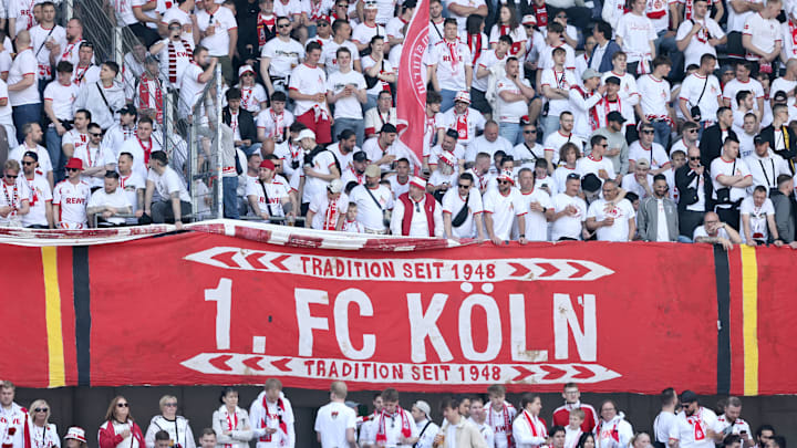 Die Fans des 1. FC Köln warten auf den Bundesliga-Aufstieg.