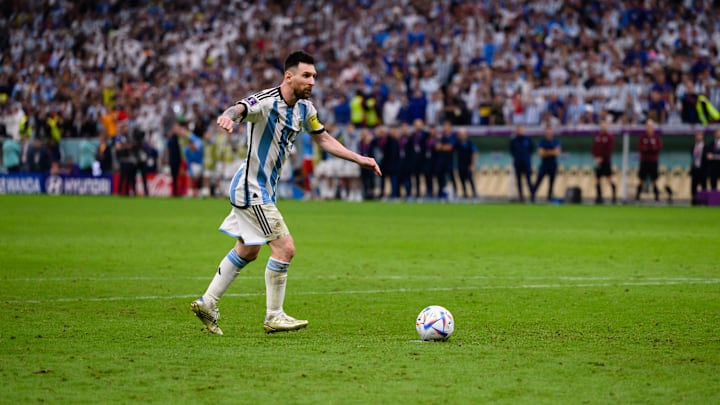 Lionel Messi cobra de penal. Lionel Messi cobra de penal.