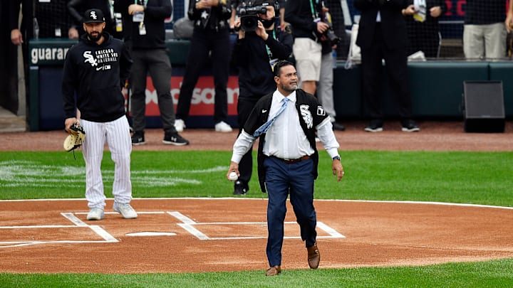 Ozzie Guillén realizó el lanzamiento inicial durante uno de los partidos de la Serie de Campeonato de los Medias Blancas
