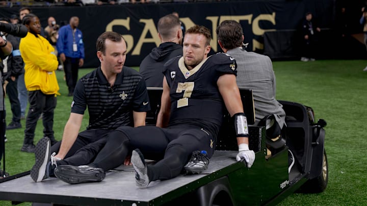 New Orleans Saints tight end Taysom Hill (7) leaves the field after an injury against the Los Angeles Rams