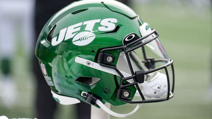 Aug 12, 2023; Charlotte, North Carolina, USA; New York Jets helmet during the second quarter against the Carolina Panthers at Bank of America Stadium. Mandatory Credit: Jim Dedmon-Imagn Images Aug 12, 2023; Charlotte, North Carolina, USA; New York Jets helmet during the second quarter against the Carolina Panthers at Bank of America Stadium. Mandatory Credit: Jim Dedmon-Imagn Images
