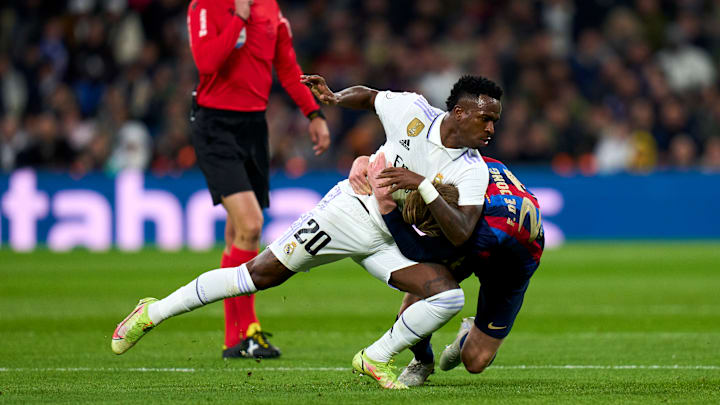 Vinicius and De Jong tangled in El Clasico