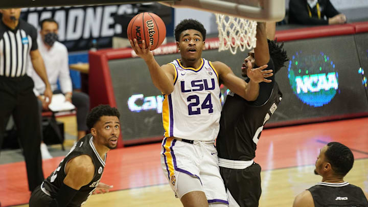 Mar 20, 2021; Bloomington, Indiana, USA; Louisiana State Tigers guard Cameron Thomas (24) moves to the basket against St. Bonaventure Bonnies forward Osun Osunniyi (21) during the second half in the first round of the 2021 NCAA Tournament at Simon Skjodt Assembly Hall. Mandatory Credit: Robert Goddin-Imagn Images