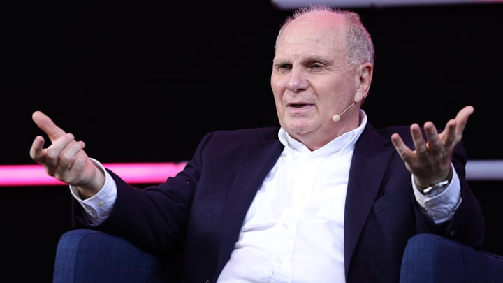 Uli Hoeneß bekommt die Wut der Bayern-Anhänger ab Uli Hoeneß bekommt die Wut der Bayern-Anhänger ab