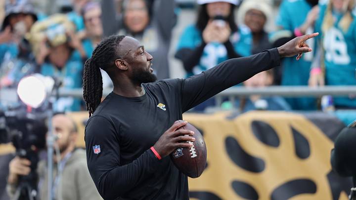 Jacksonville Jaguars linebacker Devin Lloyd (0) acknowledges the crowd 