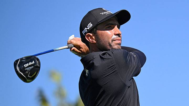 Álvaro Ortiz destaca en el VidantaWorld México Open. Después de dos rondas, el golfista mexicano se colocó en el puesto T11 con un acumulado de -9, resultado que le permitió superar el corte y asegurar su participación durante el fin de semana. Álvaro Ortiz destaca en el VidantaWorld México Open. Después de dos rondas, el golfista mexicano se colocó en el puesto T11 con un acumulado de -9, resultado que le permitió superar el corte y asegurar su participación durante el fin de semana.