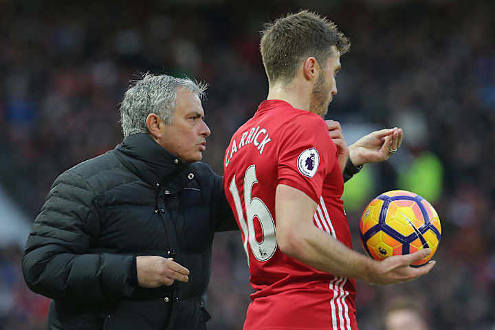 何塞·穆里尼奥为迈克尔·卡里克提供指导，2016年12月。