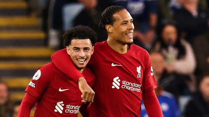 Curtis Jones anotou dois gols contra o Leicester Curtis Jones anotou dois gols contra o Leicester