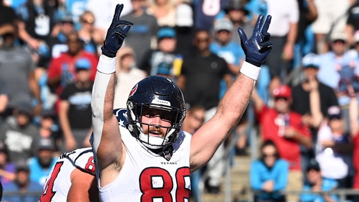 Oct 29, 2023; Charlotte, North Carolina, USA; Houston Texans tight end Dalton Schultz (86) signals a