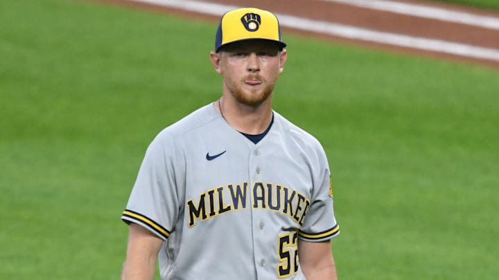 Eric Lauer es uno de los abridores de los Cerveceros de Milwaukee
