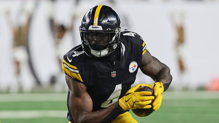Oct 16, 2025; Cincinnati, Ohio, USA; Pittsburgh Steelers wide receiver DK Metcalf (4) runs with the ball against the Cincinnati Bengals during the fourth quarter at Paycor Stadium. Mandatory Credit: Joseph Maiorana-Imagn Images