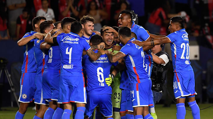 Jugadores de Cruz Azul celebran un título.