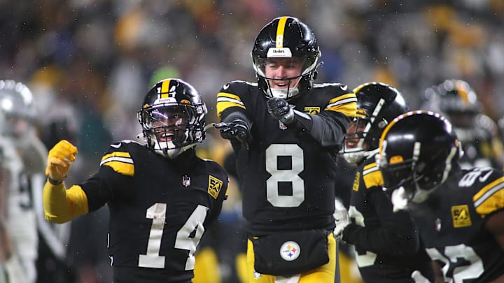 Pittsburgh Steelers quarterback Kenny Pickett (8) 