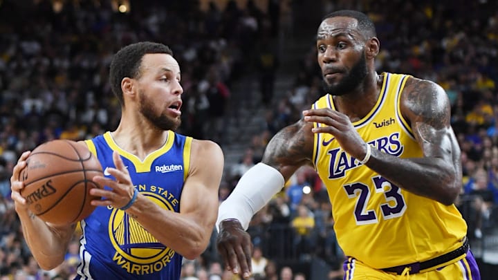 Stephen Curry y LeBron James en un partido de los Golden State Warriors vs. Los Angeles Lakers