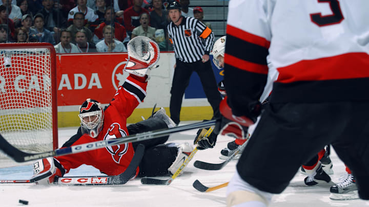 Brodeur makes sprawling save