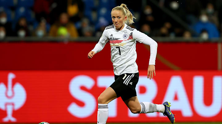 Lea Schüller hat den Blick aufs türkische Tor gerichtet. Lea Schüller hat den Blick aufs türkische Tor gerichtet.