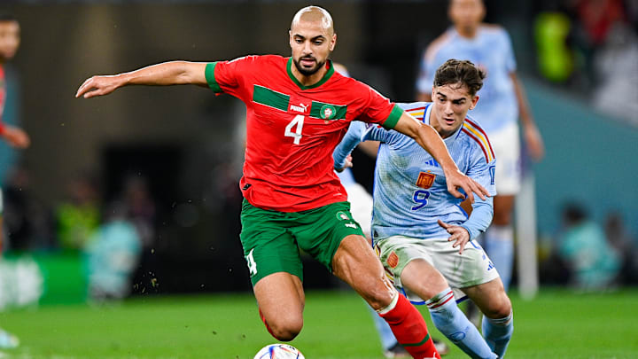 Sofyan Amrabat im Zweikampf mit Gavi Sofyan Amrabat im Zweikampf mit Gavi