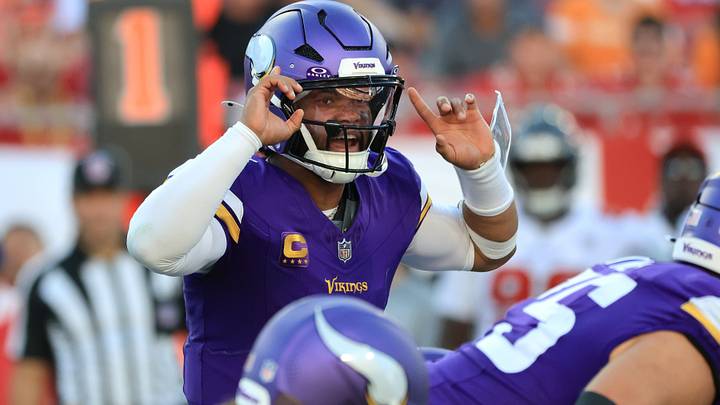 Kyler Murray calls a play.