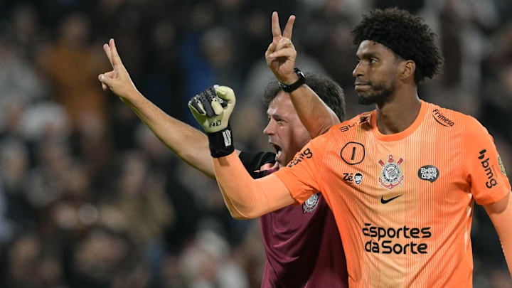 Hugo Souza volta ao gol do Corinthians contra o Peñarol 