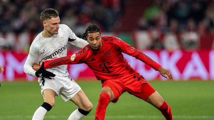 Florian Wirtz im Duell mit Michael Olise