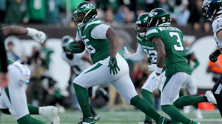 New York Jets defensive tackle Quinnen Williams runs with the ball after recovering a fumble.