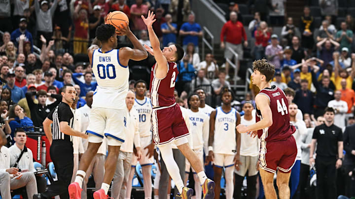 Mar 20, 2026; St. Louis, MO, USA; Kentucky Wildcats guard Otega Oweh (00) shoots a three point basket against Santa Clara Broncos guard Sash Gavalyugov (2) to tie the game as time expires in the second half of a first round game of the men's 2026 NCAA Tournament at Enterprise Center. Mandatory Credit: Jeff Le-Imagn Images