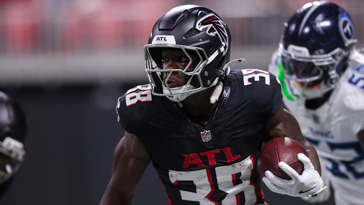 Aug 15, 2025; Atlanta, Georgia, USA; Atlanta Falcons running back Nathan Carter (38) runs the ball against the Tennessee Titans in the first quarter at Mercedes-Benz Stadium. Mandatory Credit: Brett Davis-Imagn Images Aug 15, 2025; Atlanta, Georgia, USA; Atlanta Falcons running back Nathan Carter (38) runs the ball against the Tennessee Titans in the first quarter at Mercedes-Benz Stadium. Mandatory Credit: Brett Davis-Imagn Images