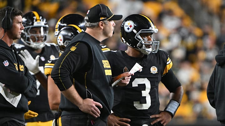 Smith and Wilson conversing on the sidelines as they take on the Jets.