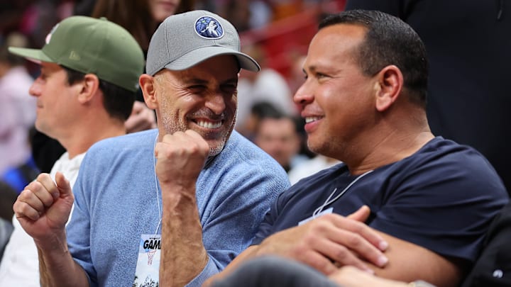 Alex Rodríguez y su socio Marc Lore en un juego de los Minnesota Timberwolves 