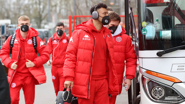 Noch ist nicht klar, ob es wirklich in den Bus nach Augsburg gehen kann...