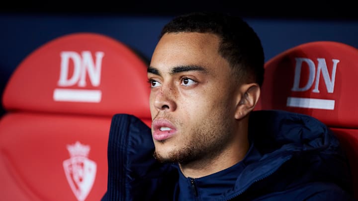 Dest sitzt beim FC Barcelona häufig auf der Bank: Ein Wechsel nach München wird aber wahrscheinlich nicht stattfinden