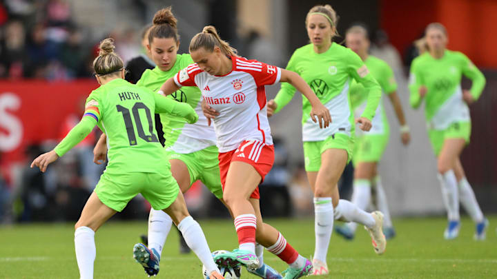Klara Bühl im Duell mit Svenja Huth und Lena Oberdorf. 