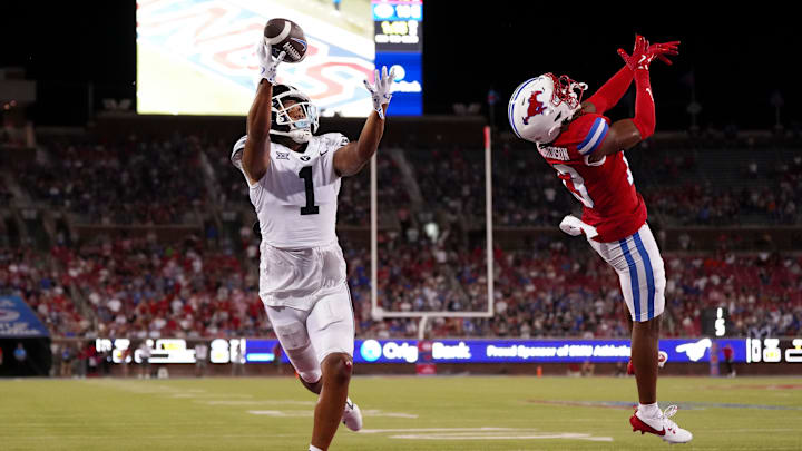 Keanu Hill hauls in a bobbling reception for a 2-point conversion vs SMU.