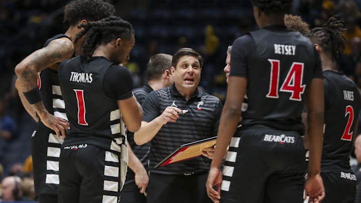 Feb 19, 2025; Morgantown, West Virginia, USA; Cincinnati Bearcats head coach Wes Miller talks to his team late in the second half against the West Virginia Mountaineers at WVU Coliseum. Mandatory Credit: Ben Queen-Imagn Images Feb 19, 2025; Morgantown, West Virginia, USA; Cincinnati Bearcats head coach Wes Miller talks to his team late in the second half against the West Virginia Mountaineers at WVU Coliseum. Mandatory Credit: Ben Queen-Imagn Images
