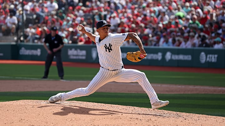 Diablos Rojos v New York Yankees