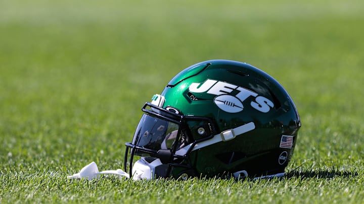 Jul 31, 2021; Florham Park, NJ, USA; A general view of a New York Jets helmet on the field during training camp at Atlantic Health Jets Training Center. Mandatory Credit: Vincent Carchietta-Imagn Images Jul 31, 2021; Florham Park, NJ, USA; A general view of a New York Jets helmet on the field during training camp at Atlantic Health Jets Training Center. Mandatory Credit: Vincent Carchietta-Imagn Images