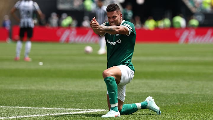 Flechada em referência a Oxóssi é a comemoração característica de Paulinho