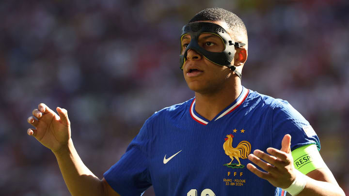 Kylian Mbappé est bien présent avec son masque face à la Pologne.