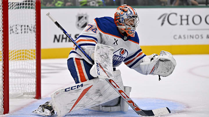 Nov 4, 2025; Dallas, Texas, USA; Edmonton Oilers goaltender Stuart Skinner (74) faces the Dallas Stars attack during the second period at the American Airlines Center. Mandatory Credit: Jerome Miron-Imagn Images