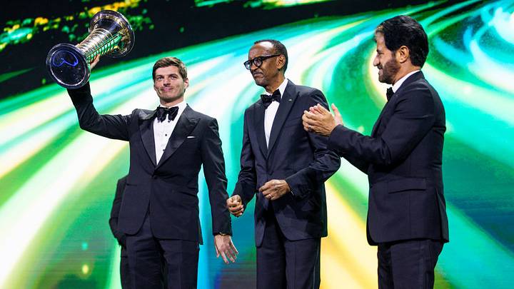 Max Verstappen recibe el trofeo de campeón de manos de Paul Kagame y Mohammed Ben Sulayem, presidente de la FIA, durante la gala de premios de la FIA 2024 en Kigali